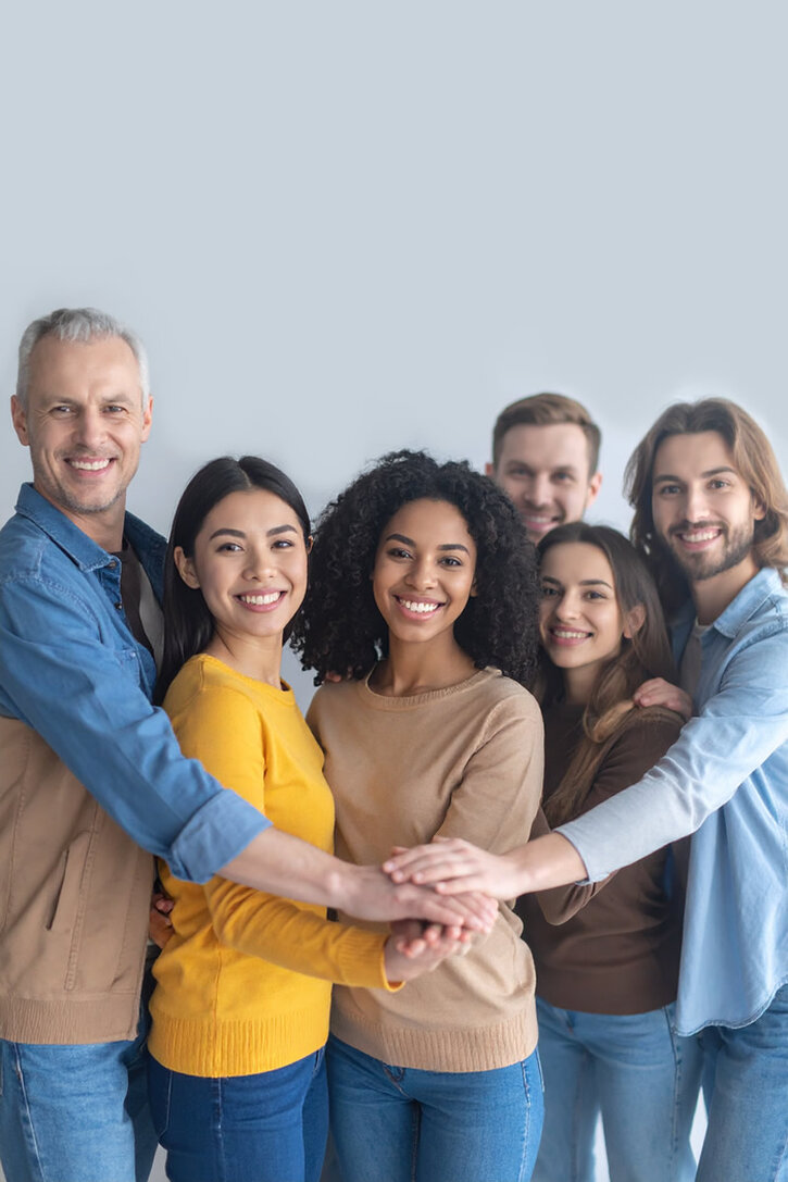 Freiwillige sortieren Lebensmittel im Lager