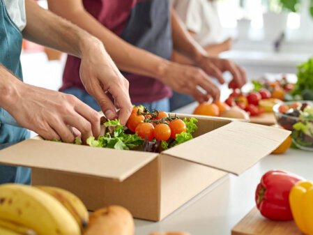 Frisches Obst und Gemüse als Symbol für Hilfe durch Spenden